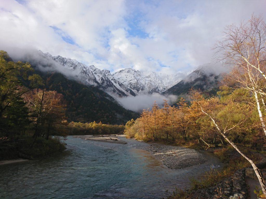 穂高連峰雪と黄葉