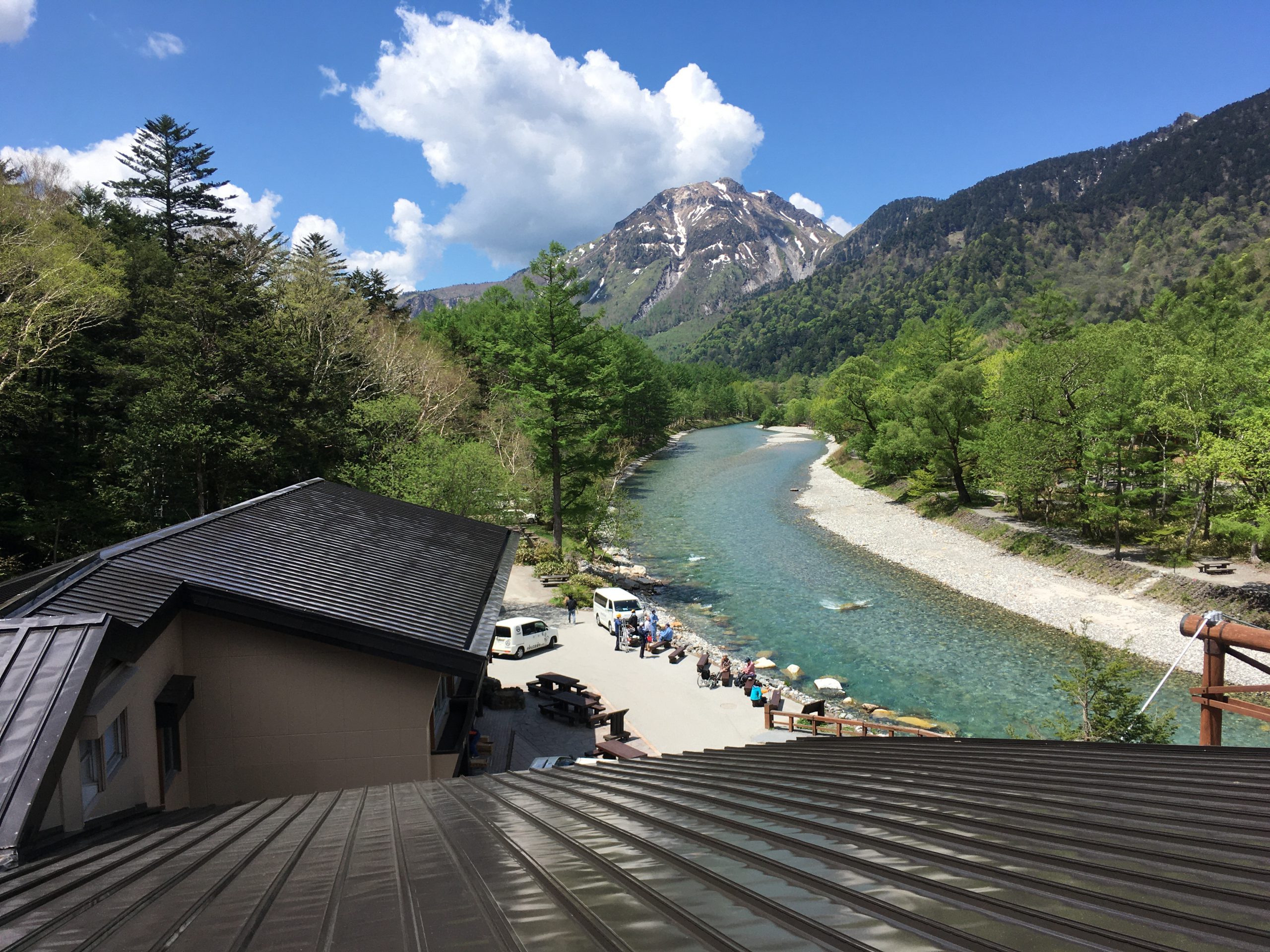 屋根から見た焼岳
