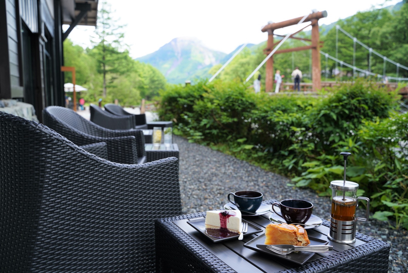 LOUNGテラス席とレアチーズケーキ