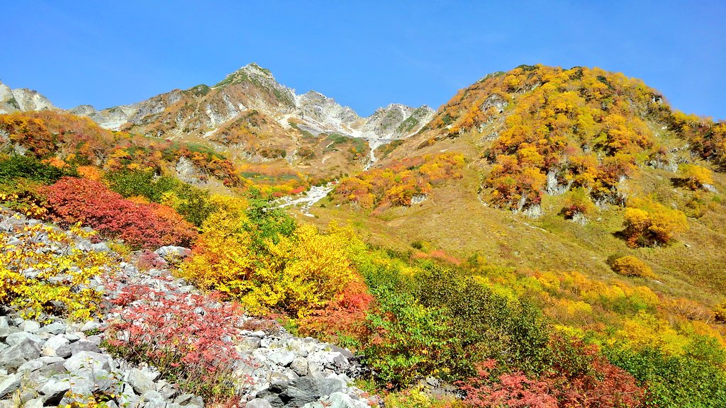 涸沢：紅葉の見頃を迎えています