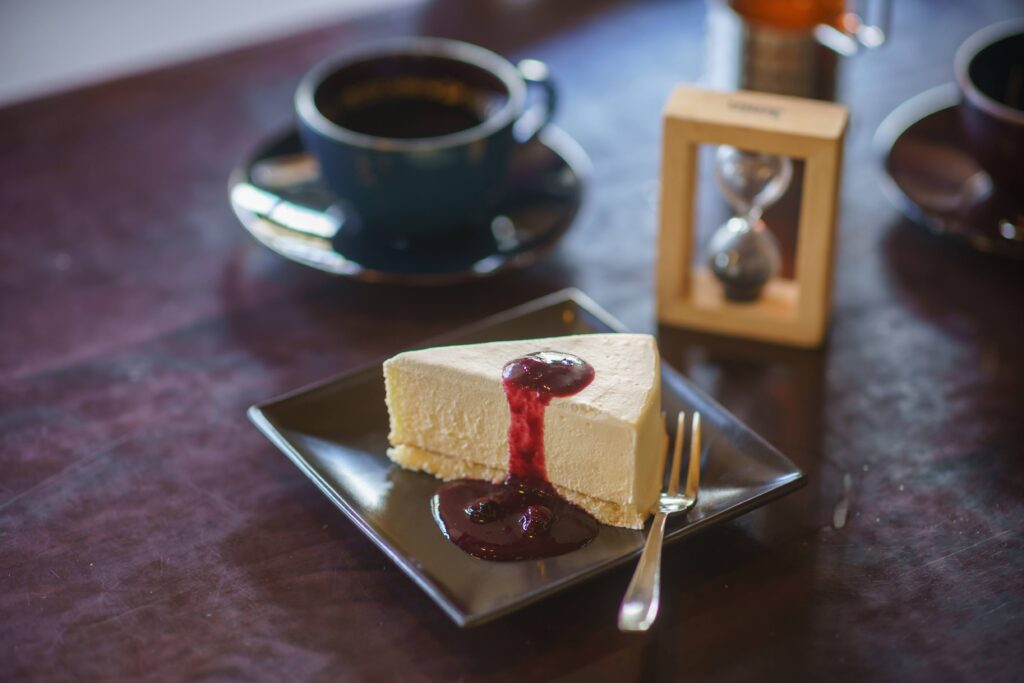 スイーツカフェ＆バー LOUNGE 一番人気のレアチーズケーキとコーヒー
