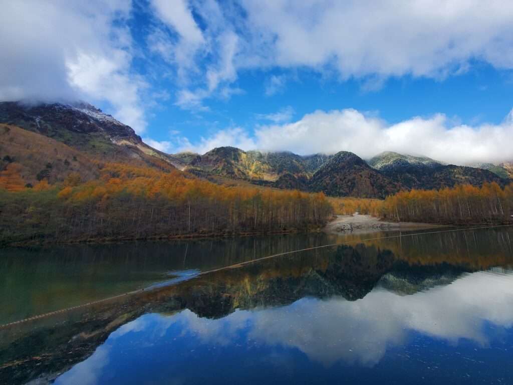 上高地の大正池とカラマツの黄葉