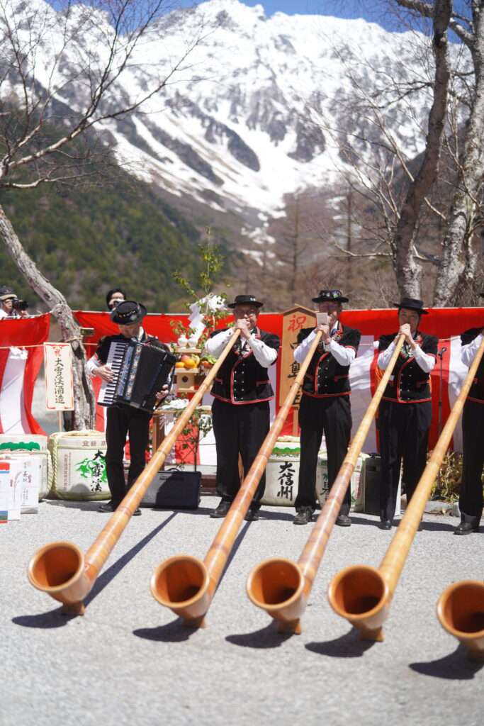 開山を告げるアルプホルン