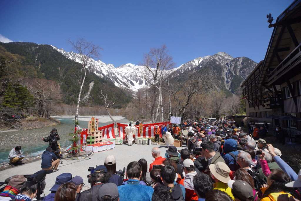 山々とお客様に見守られ厳か進められる開山式