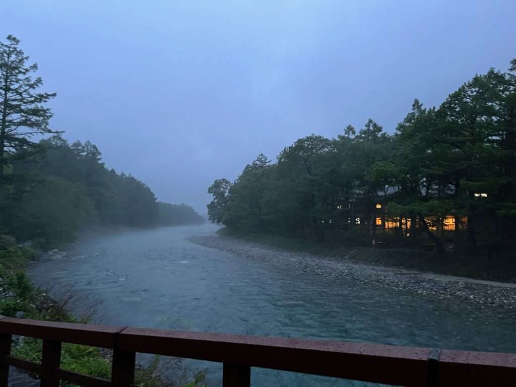 夕暮れ時の河童橋たもと