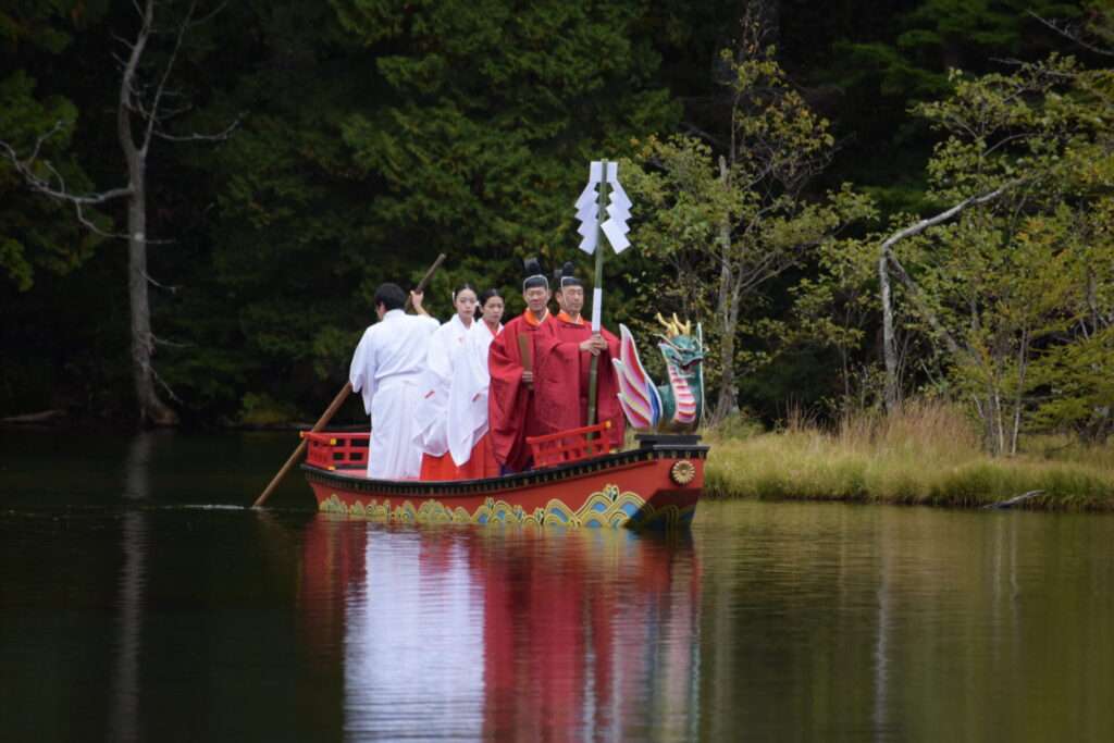 上高地の明神池穂高神社の御船祭り