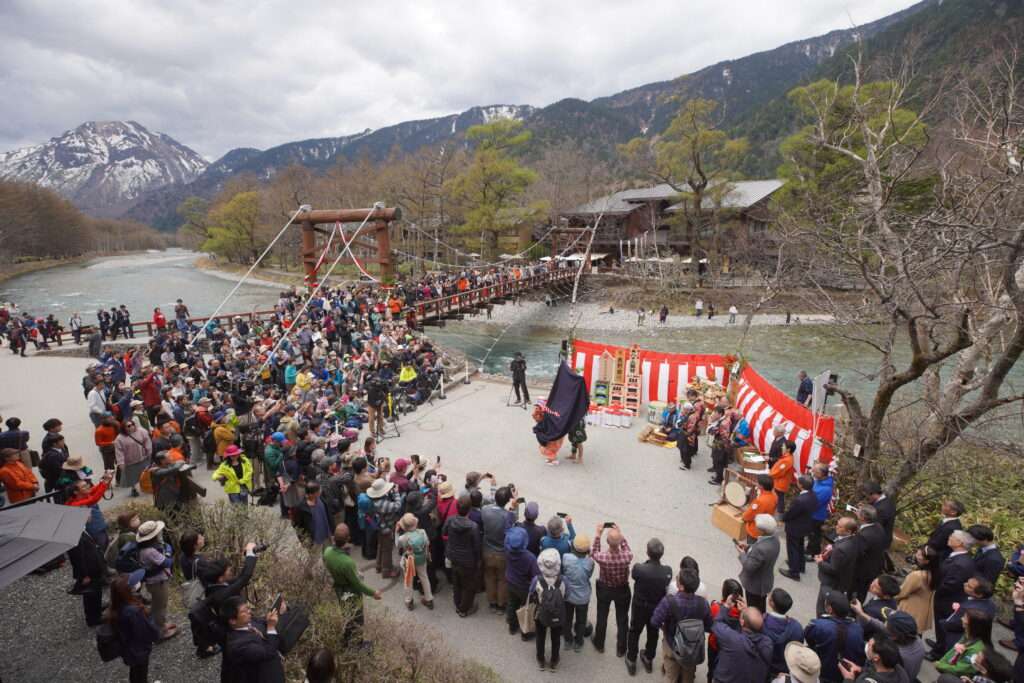 開山祭を見守るお客様と焼岳