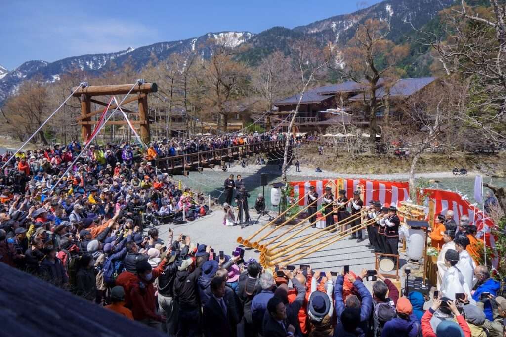 開山祭のアルプホルン演奏