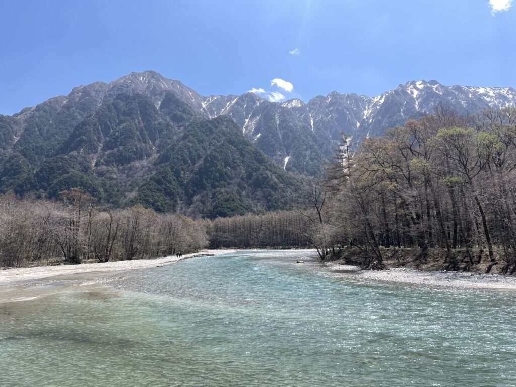ウエストン碑を背に見られる霞沢岳と梓川