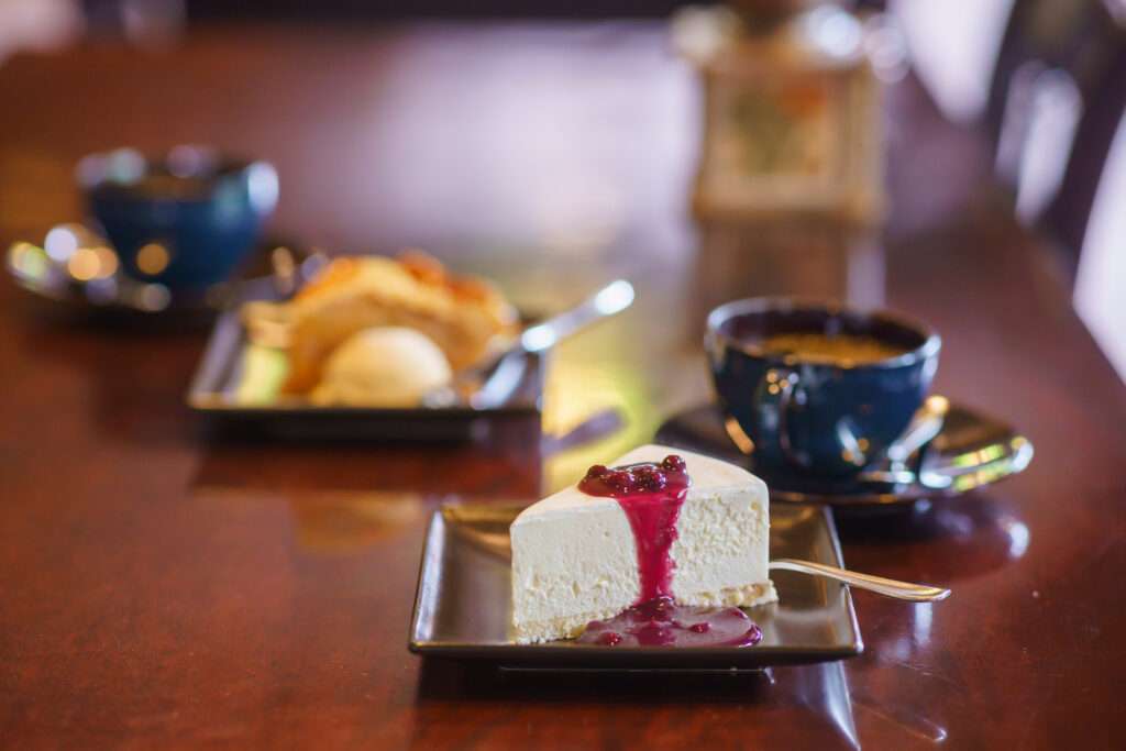 五千尺ホテル上高地　スイーツカフェ＆バーLOUNGE　人気NO.1メニュー「レアチーズケーキ」 