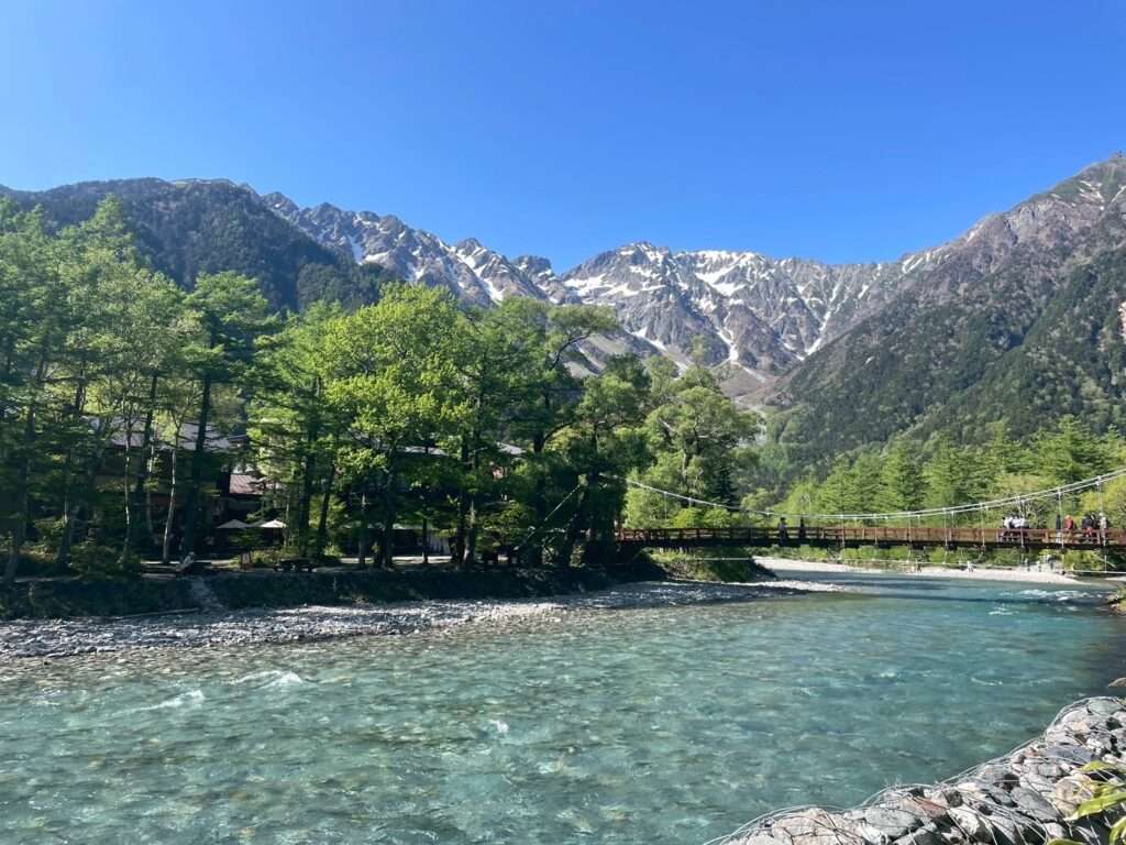 上高地のシンボル「河童橋」と穂高連峰・梓川