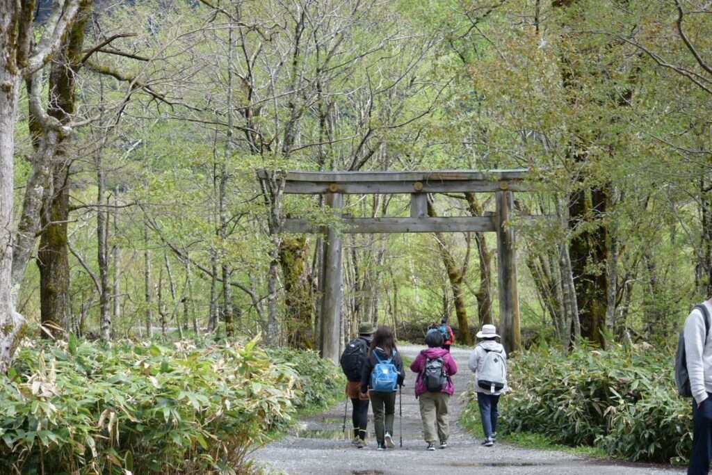 明神池への道