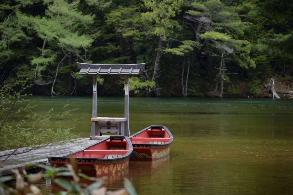 静寂に包まれる明神池