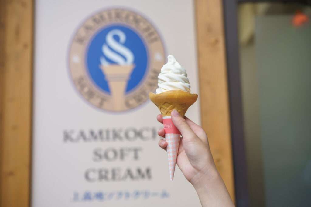 上高地のおみやげや　テラスカウンター　ソフトクリーム