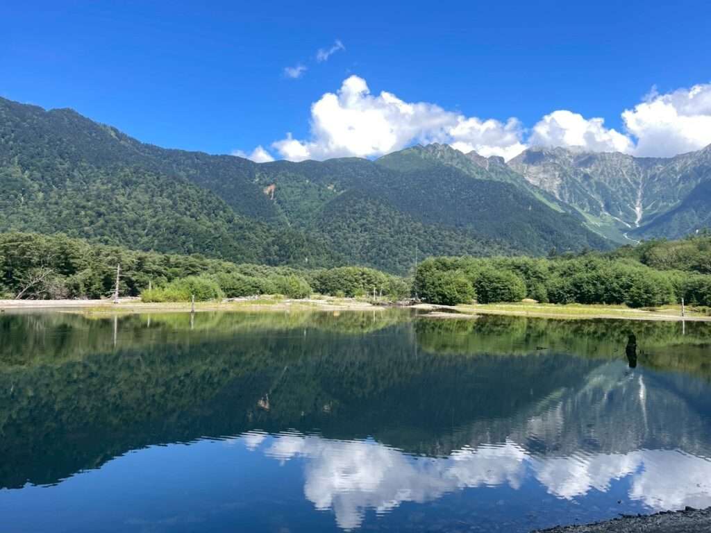 初夏の上高地　大正池　晴天無風時に絶景　水面に反射する穂高連峰