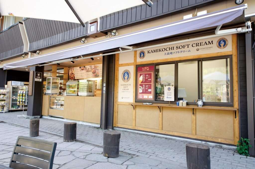 上高地のおみやげや　テラスカウンター　ソフトクリーム
