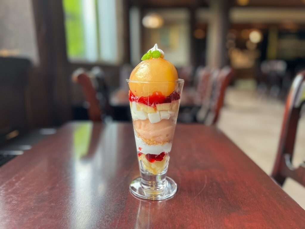 上高地　カフェ　ラウンジ　LOUNGE　夏季限定　桃パフェ