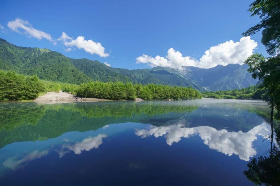 夏の上高地　穂高連峰　大正池