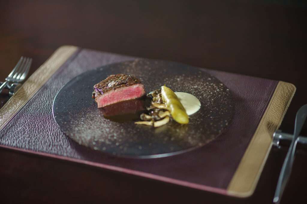 五千尺ホテル上高地夏ディナー1泊目：ヴィアンド(お肉料理)　国産牛フィレのグリエ 　ポワブルソース