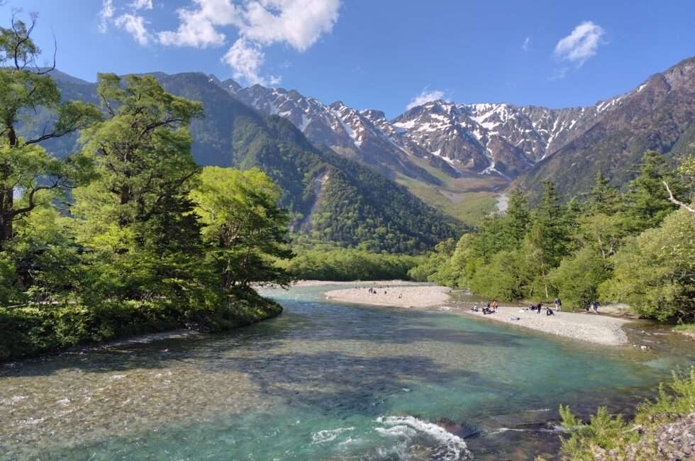 上高地の新緑・梓川と穂高連峰