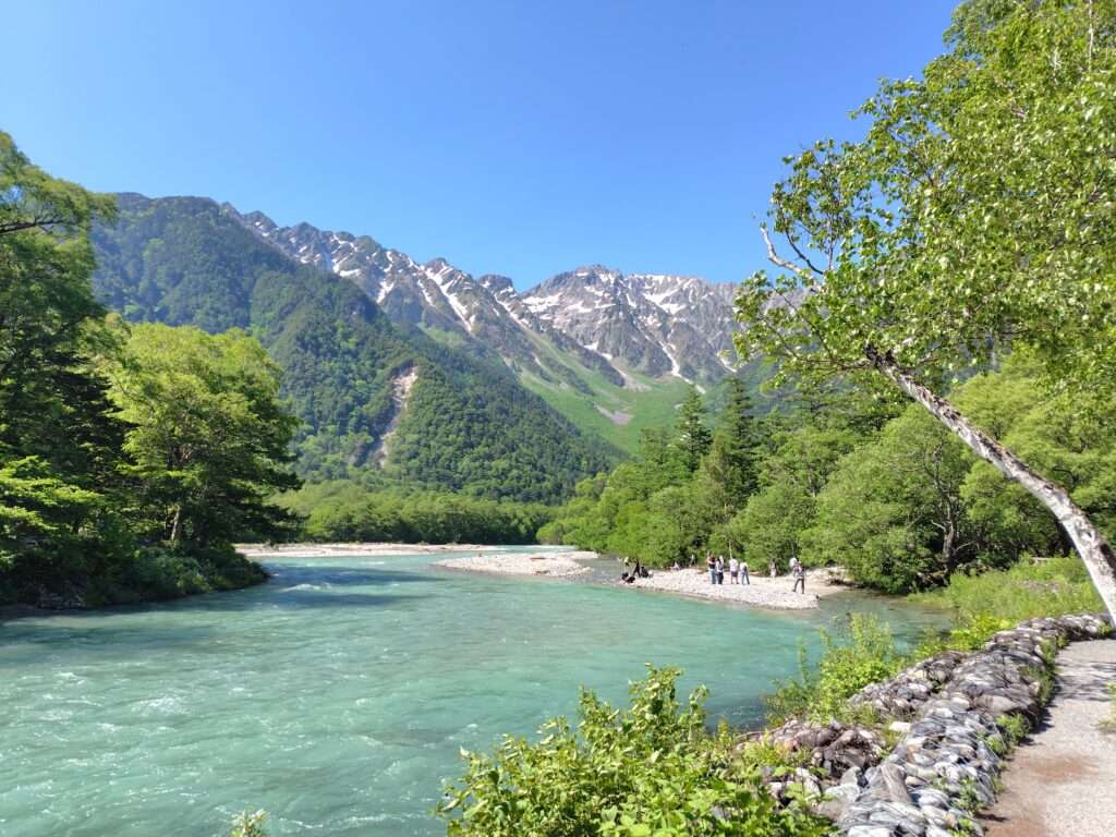 上高地・梅雨の青空と梓川・穂高連峰