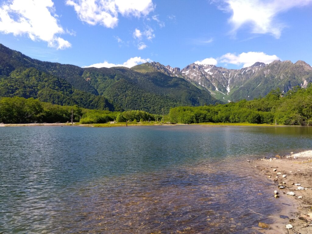上高地・6月の大正池と穂高連峰