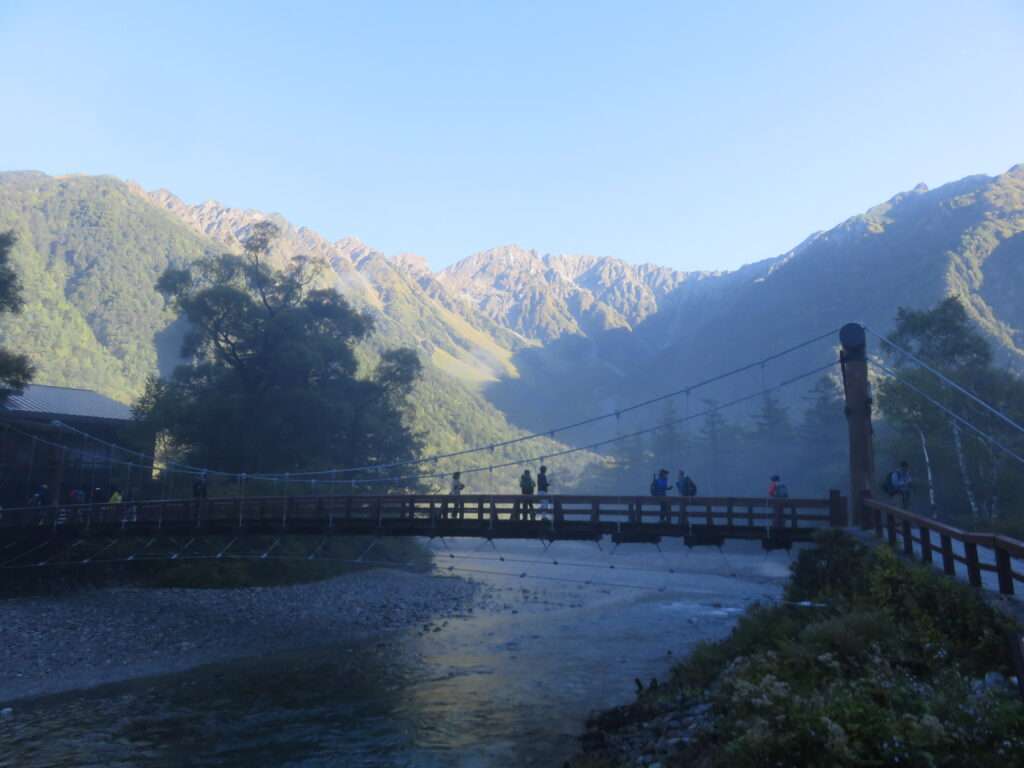 秋の上高地・河童橋と穂高連峰