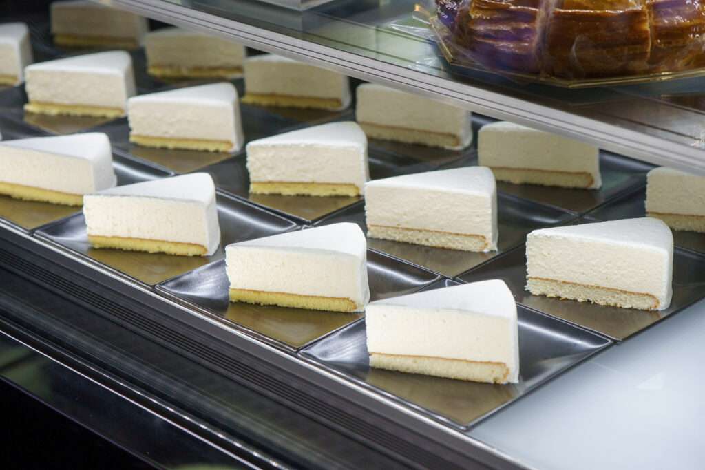 ショーケース内のレアチーズケーキ