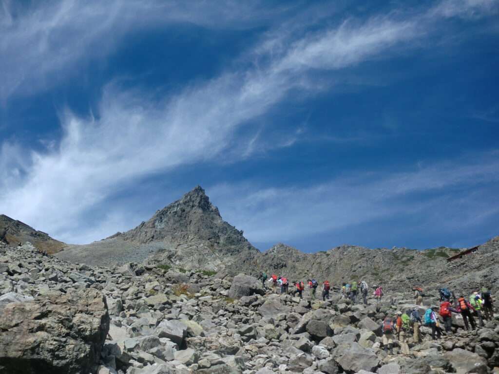 槍ヶ岳と登山者