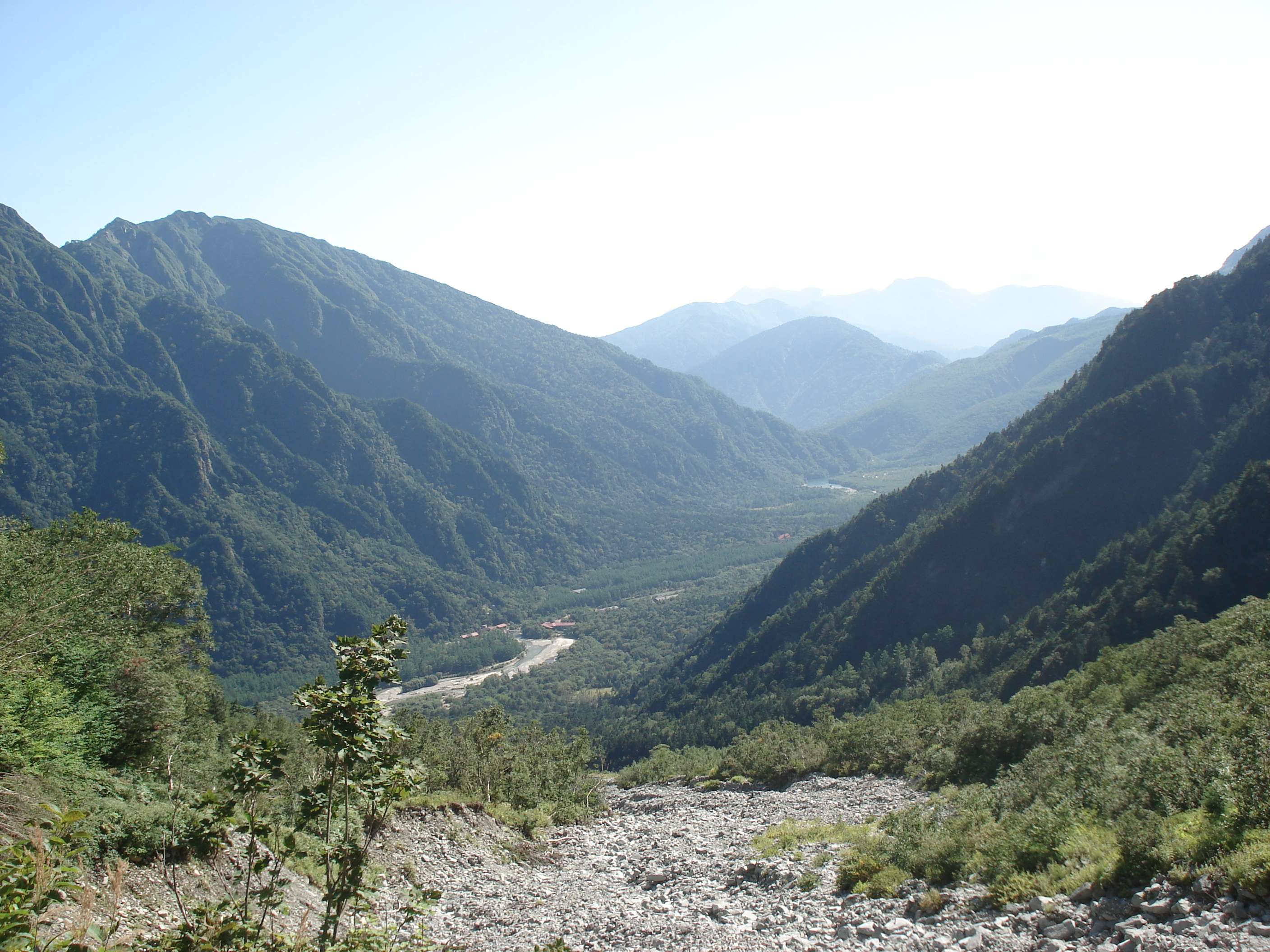 岳沢から見た上高地
