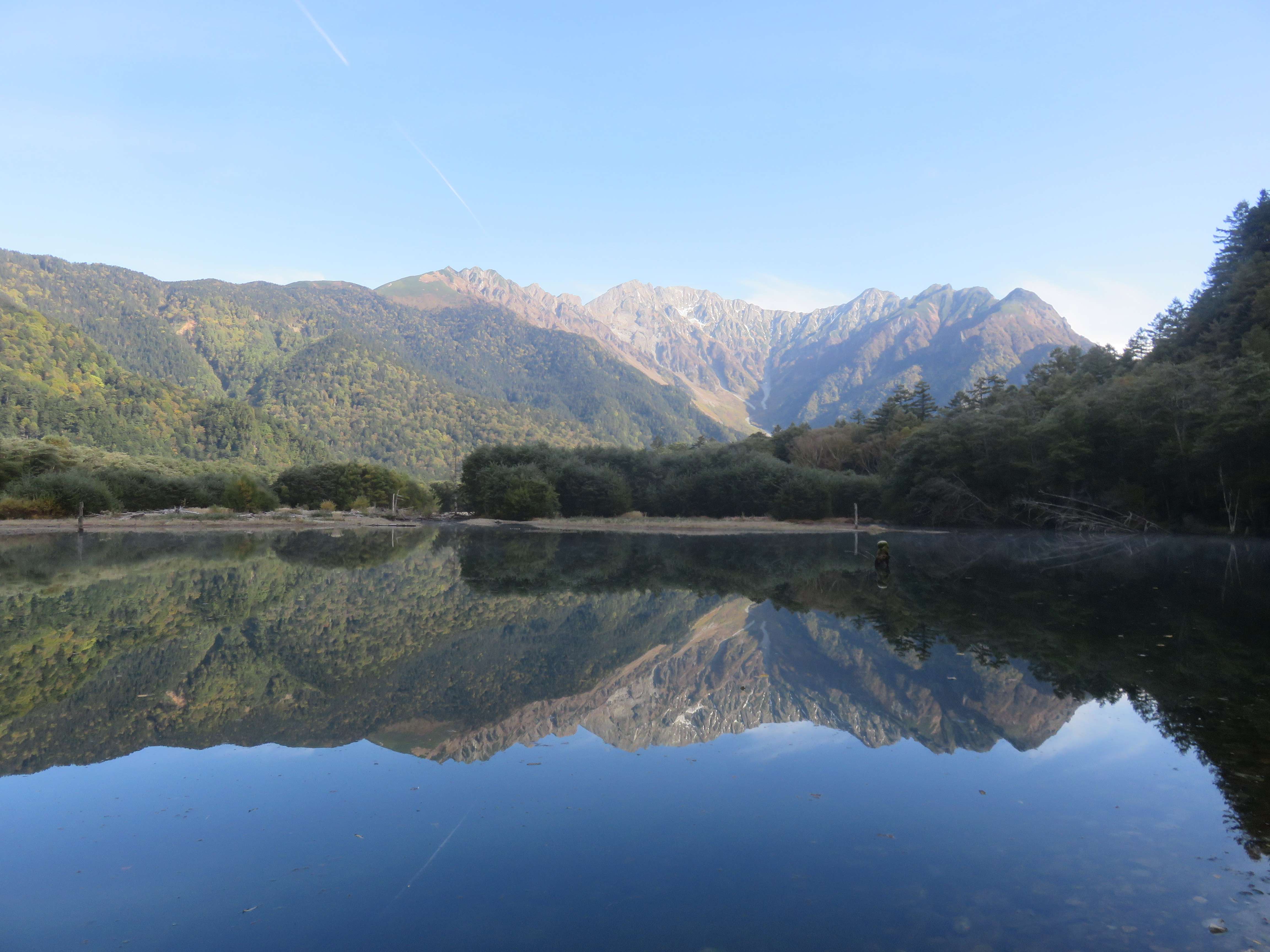 上高地・大正池から見た穂高連峰